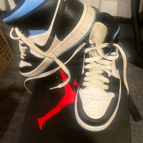 Air Jordan 1 Mid "Black/White/University Blue" sneakers size 6 like new - Picture 7 of 10